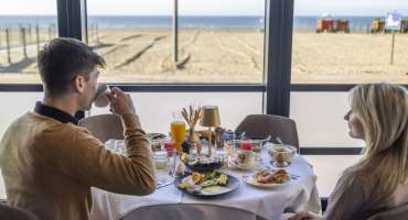 Profitez d'un petit déjeuner buffet copieux avec vue sur la mer à l'hôtel Villa Select à De Panne