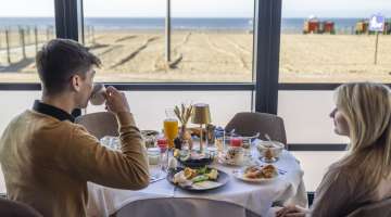 Profitez d'un petit déjeuner buffet copieux avec vue sur la mer à l'hôtel Villa Select à De Panne